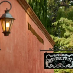 Fachada de bodega colonial - Ruta del Vino Mendoza