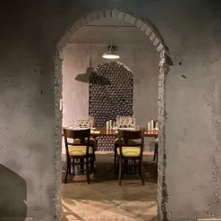 Sala de jantar rústica na adega - Experiência na vinícola de Mendoza