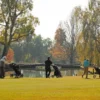 Golfistas atravessando o fairway do Club de Campo Mendoza com carrinhos.