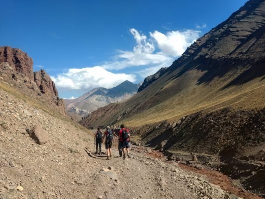 Trilha de trekking nos altos Andes em direção ao Parque Provincial do Aconcágua