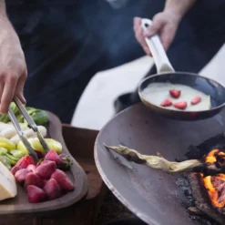 Clase de cocina familiar en una bodega