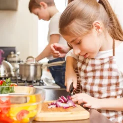 Clase de cocina familiar en una bodega