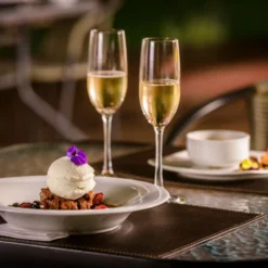 Sobremesa gourmet acompanhada de vinho espumante em Mendoza
