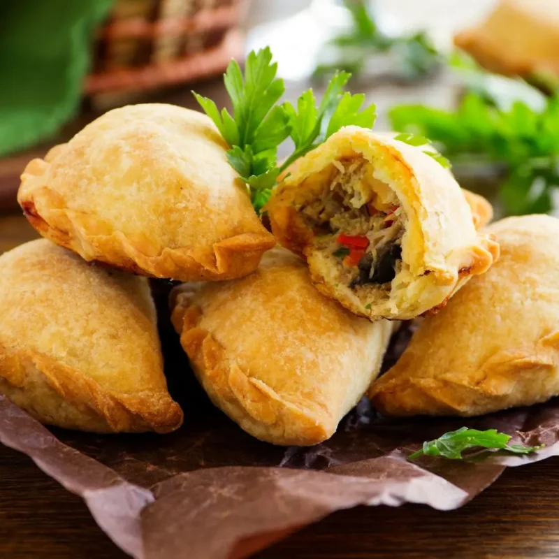 Empanadas argentinas tradicionais recheadas com carne e legumes.