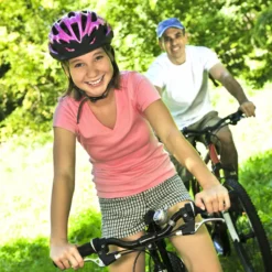 Garota pedalando pelos vinhedos - Passeio de bicicleta para toda a família em Mendoza
