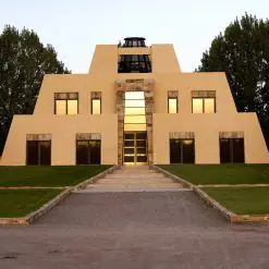 Fachada de la bodega Catena Zapata con arquitectura de inspiración piramidal