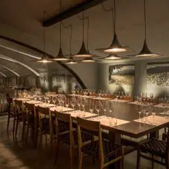 Sala de catas de la Bodega Salentein con mesa larga e iluminación tenue
