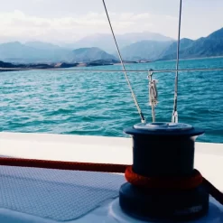 Paseo en velero por el Lago Potrerillos
