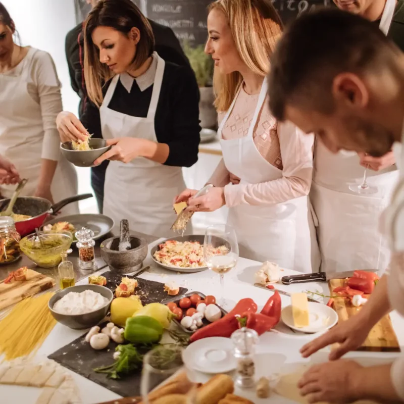Aula de culinária em grupo no restaurante La Cabrera, em Mendoza.