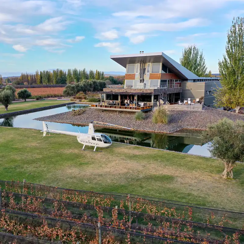 Aterrizaje en helicóptero en una bodega de Luján de Cuyo para una visita enológica en helicóptero