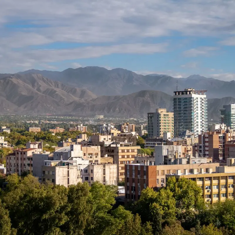 Vista panorâmica da cidade de Mendoza e do sopé das montanhas ao redor
