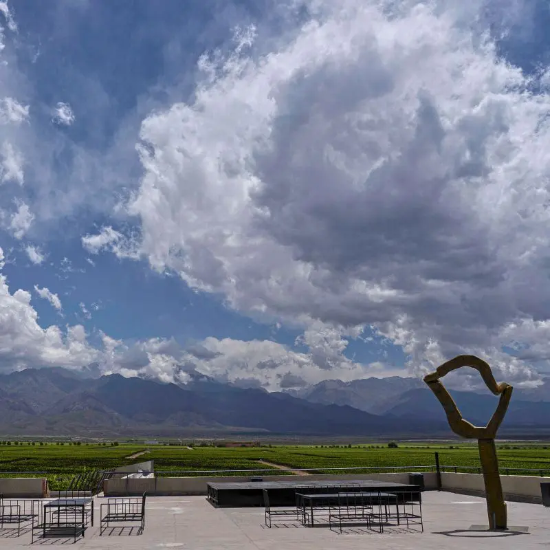 Arte moderno y vistas a los Andes en una de las mejores bodegas del Valle de Uco.