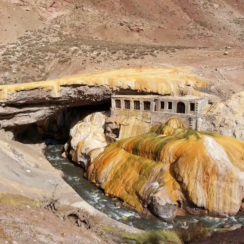Puente del Inca, uma ponte natural moldada por águas ricas em minerais.
