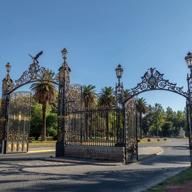 Portão principal do Parque General San Martín na cidade de Mendoza