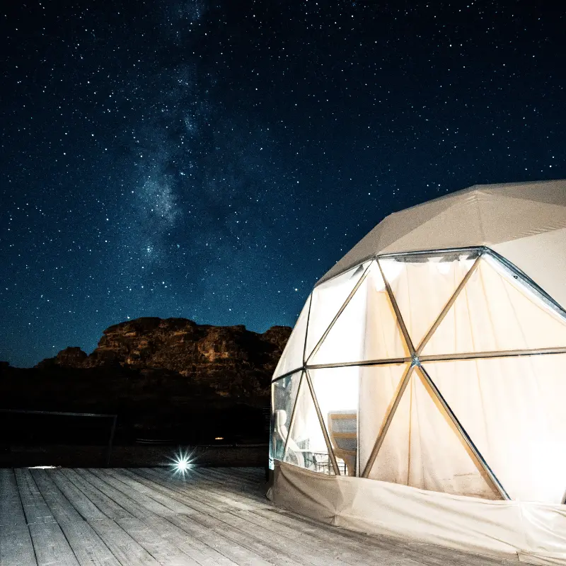 Observação de estrelas em uma cúpula de glamping no sopé dos Andes