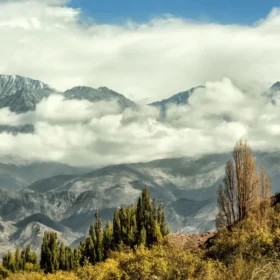 Las nubes envuelven los Andes en la alta montaña de Mendoza.
