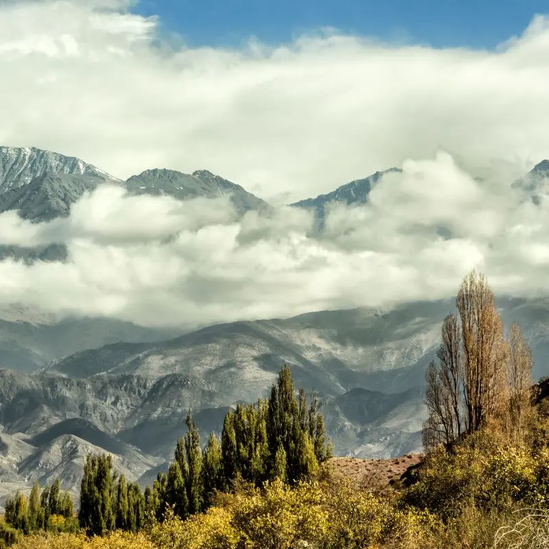 Nuvens envolvendo os Andes na região de alta montanha de Mendoza.