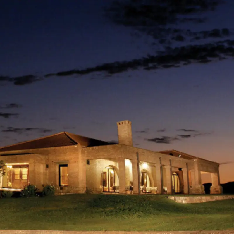 Adega Andeluna ao entardecer Luzes quentes e vistas da montanha dão o tom para experiências inesquecíveis de comida e vinho no Valle de Uco.