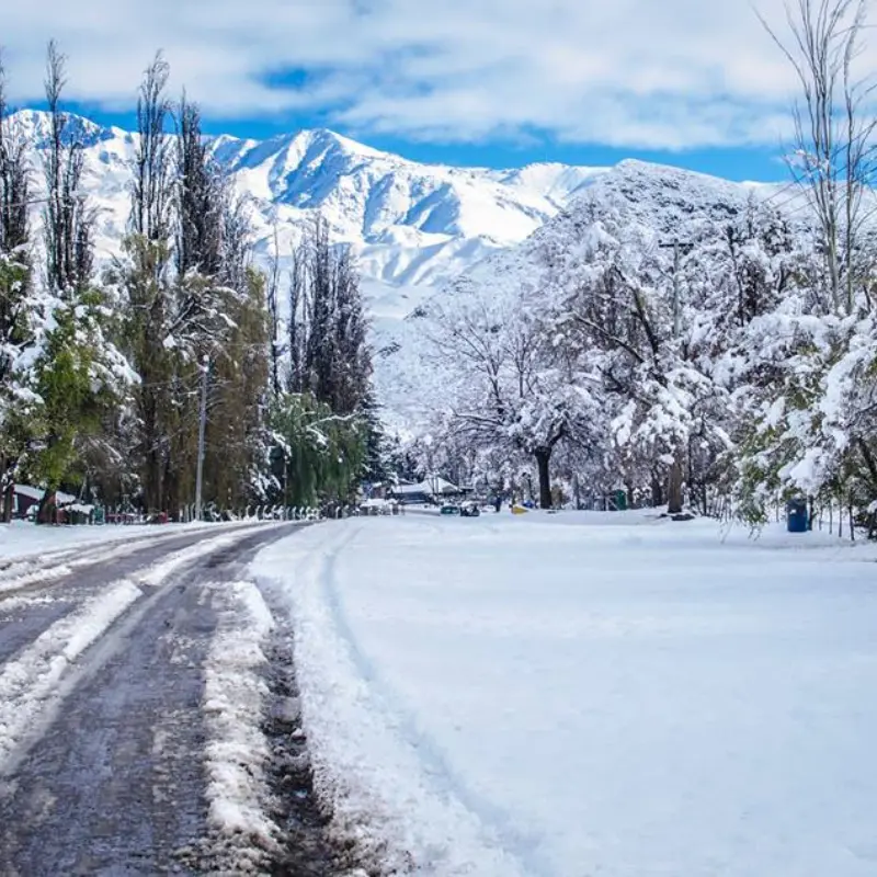 Paraíso de inverno em Luján de Cuyo Paisagens cobertas de neve e picos andinos durante os meses mais frios.