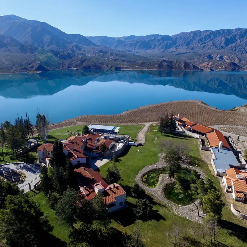 Um retiro de luxo em um vinhedo em Luján de Cuyo, perfeito para os amantes do vinho que buscam serenidade.