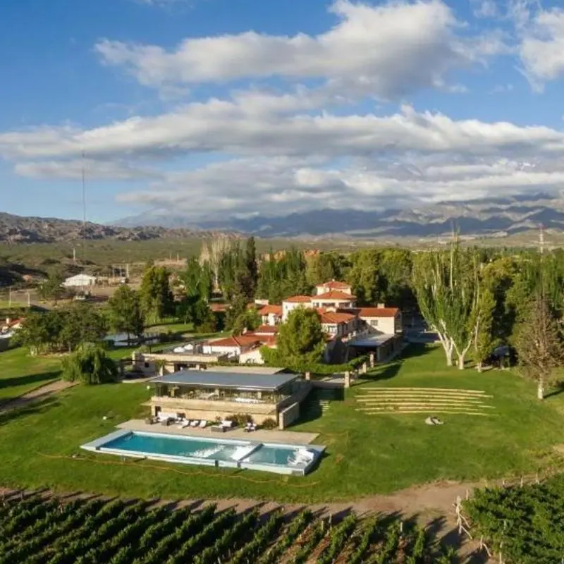 Estancia San Ignacio, uma fazenda nas montanhas que oferece patrimônio, relaxamento e charme rural.