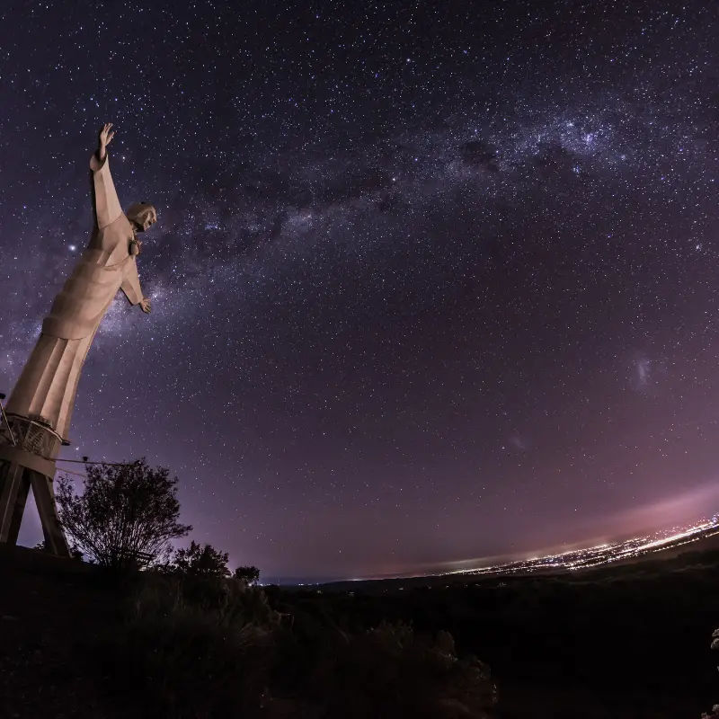 Observación de estrellas junto al monumento Cristo Rey, cerca de las estribaciones del Valle de Uco.