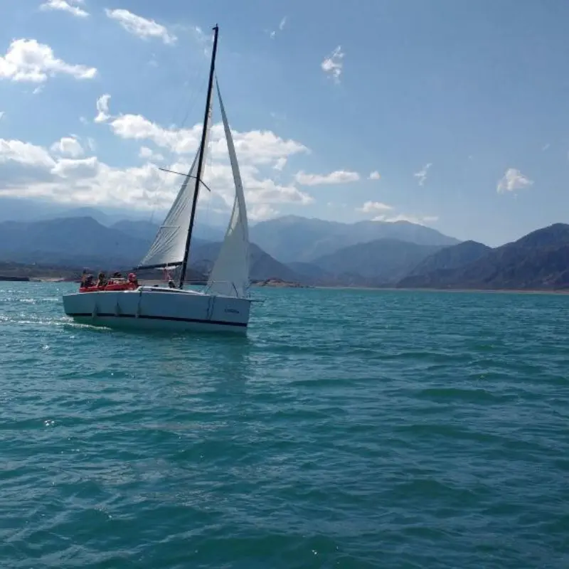 Navegando por las aguas turquesas del lago Potrerillos