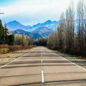 Carretera panorámica que conduce al corazón del Valle de Uco, Mendoza.