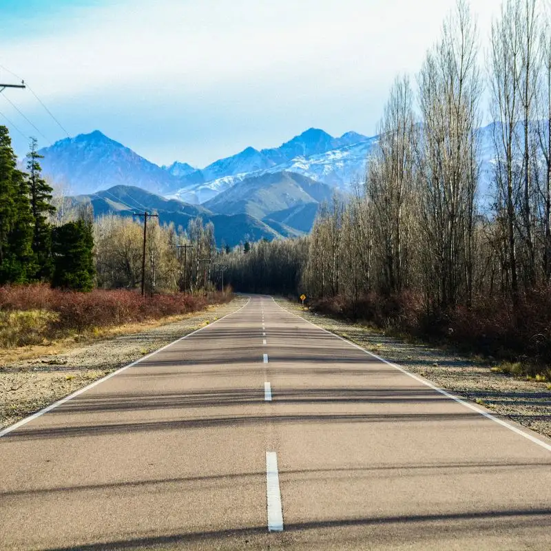 Estrada panorâmica que leva ao coração do Vale de Uco, em Mendoza.