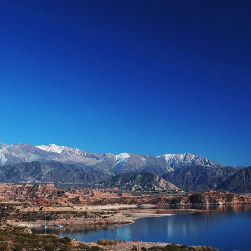 Vista do Lago Potrerillos com a Cordilheira dos Andes como pano de fundo