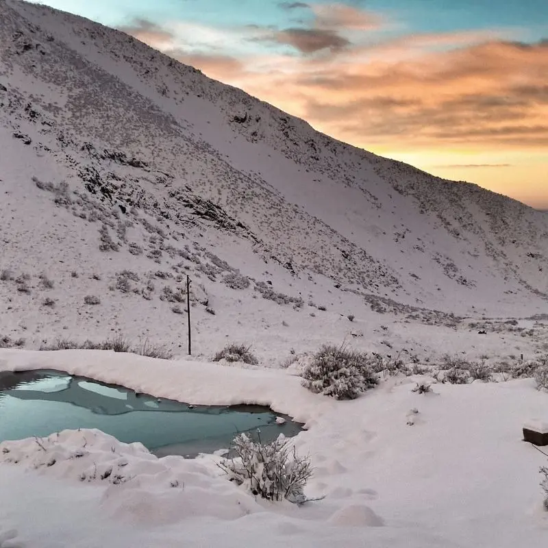Laguna de gran altitud en los Andes al atardecer