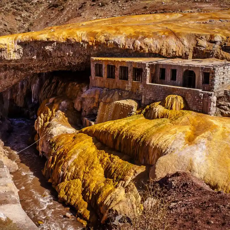 A Puente del Inca, listada pela UNESCO, é uma ponte natural com impressionantes formações minerais.