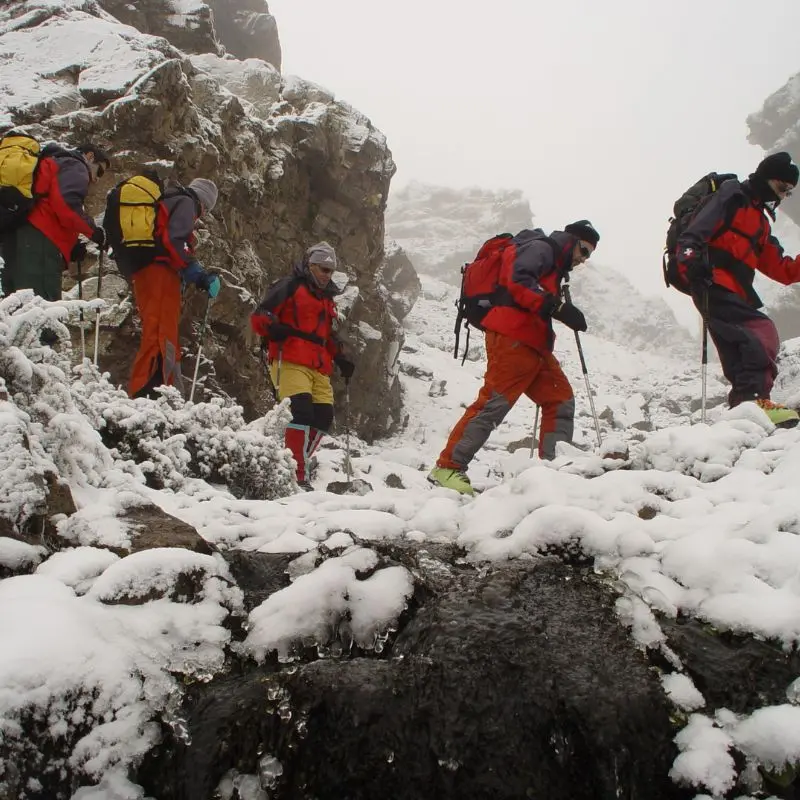 Montañeros ascendiendo en condiciones invernales