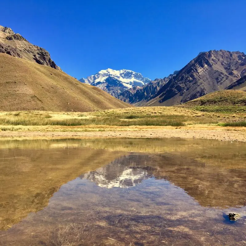 Reflexo do Monte Aconcágua, o pico mais alto da América do Sul, visto do Vale Horcones.