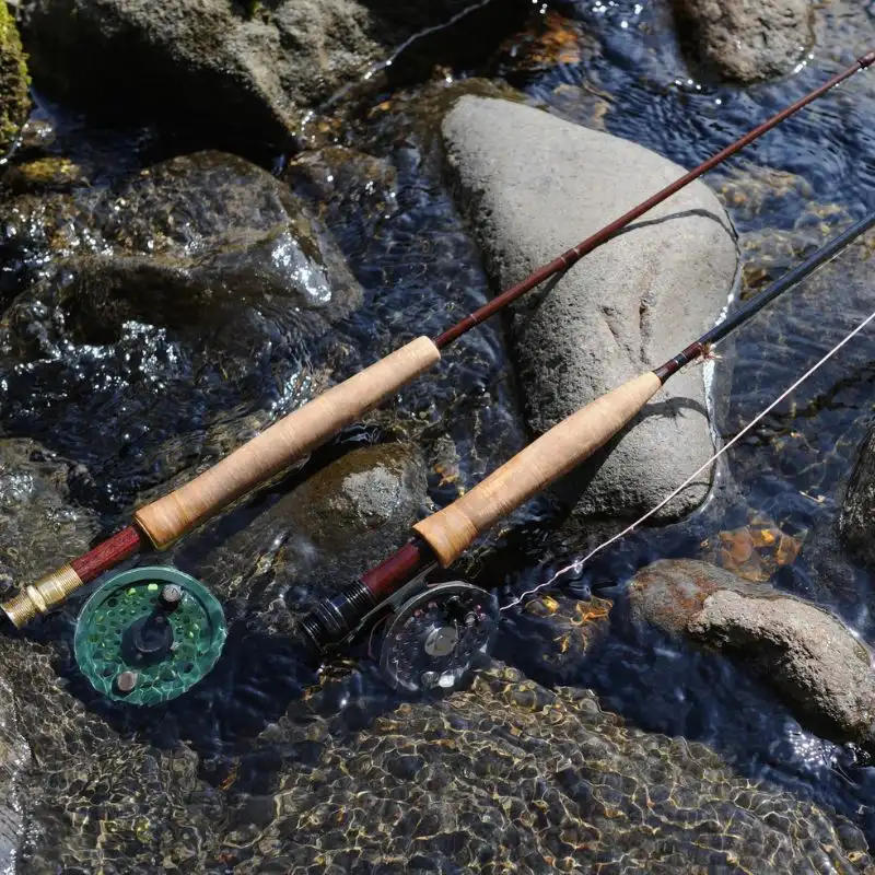 Equipamento de pesca com mosca pronto nos riachos cristalinos das montanhas.