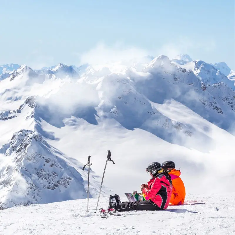Esqui e aventuras na neve nas altas montanhas