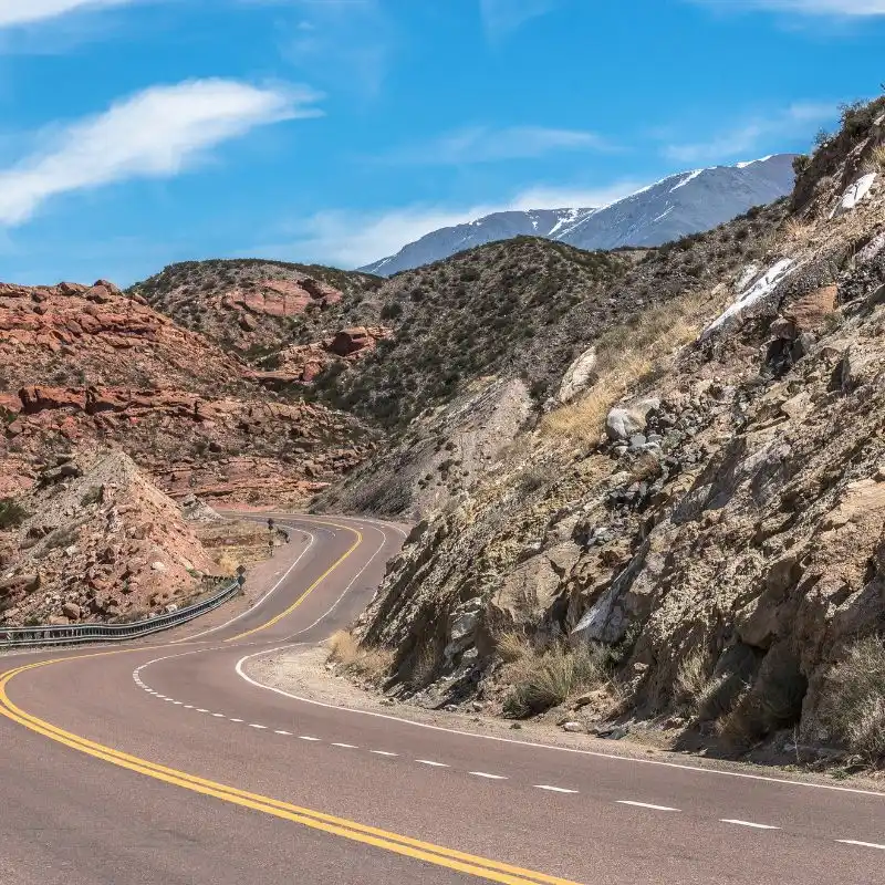 Estrada sinuosa de montanha ao longo dos Andes, perfeita para passeios panorâmicos até Uspallata ou Aconcágua.