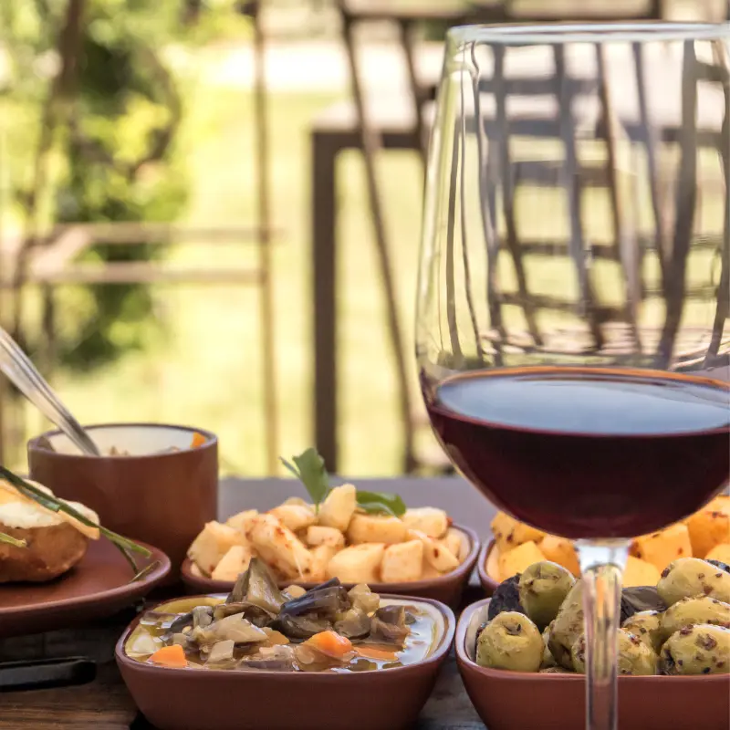 Tapas de temporada y vino tinto en un almuerzo en una bodega del Valle de Uco.