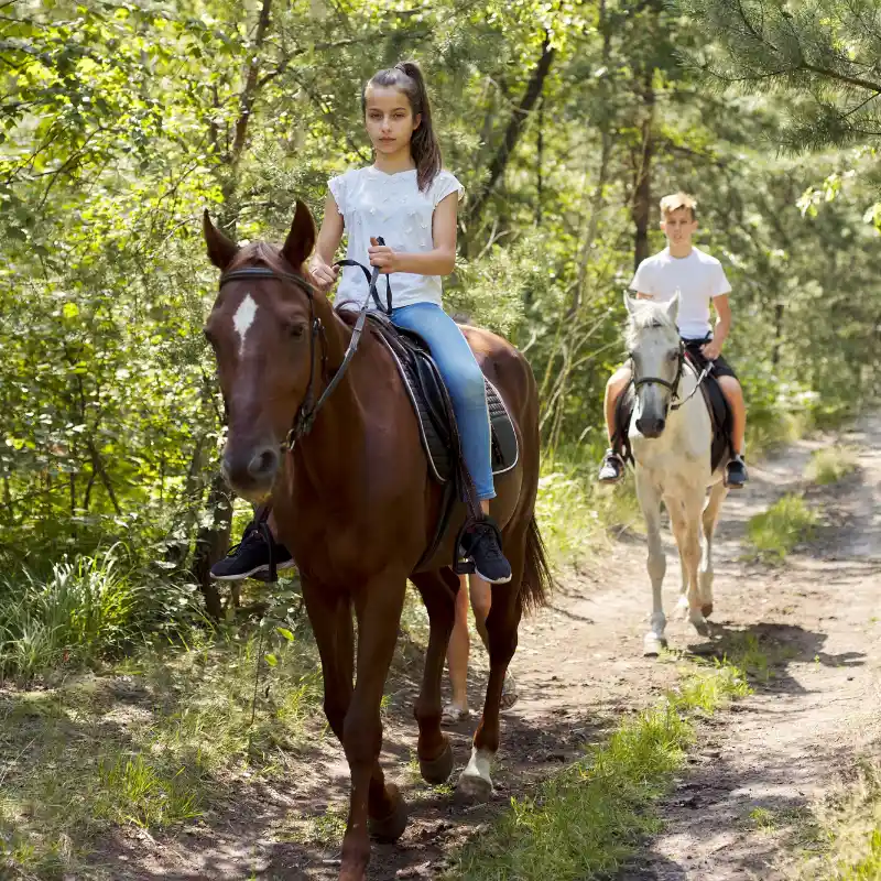 Horseback riding through nature: another family adventure in Mendoza.
