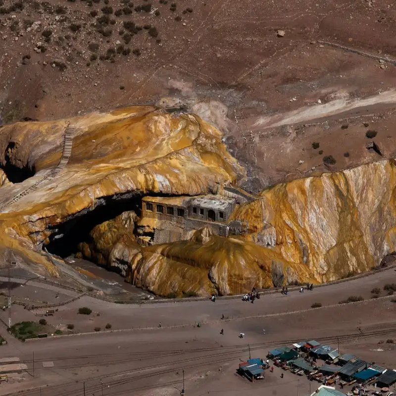Vista aérea de las históricas ruinas termales de Puente del Inca
