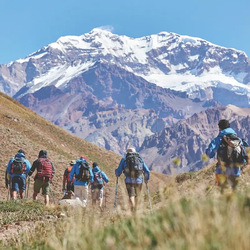 Excursionistas acercándose a la base del monte Aconcagua