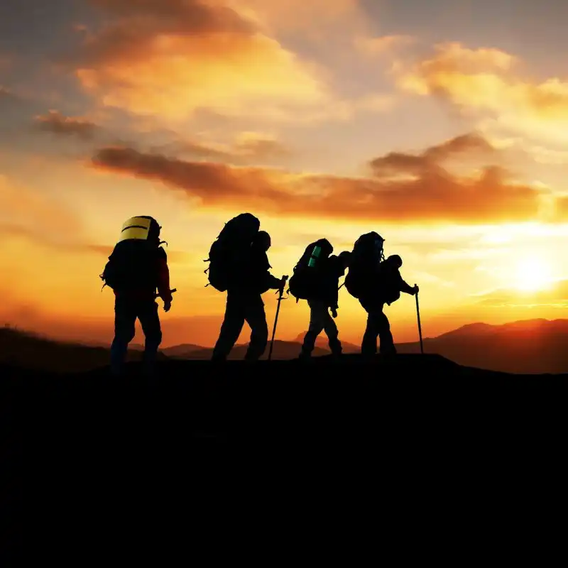 Momento do pôr do sol com amigos nas montanhas de Mendoza
