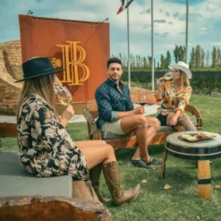 Visitantes disfrutando de la Experiencia La Botte en la Bodega Iaccarini - Ruta del Vino de San Rafael