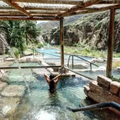 Piscina termal cubierta con vistas a la montaña en el Parque Termal de Cacheuta.