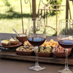 Taças de vinho tinto e tapas na Bodega La Mansa, em San Rafael.