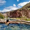 Piscina termal ao ar livre nas Termas de Cacheuta, cercada pela paisagem andina