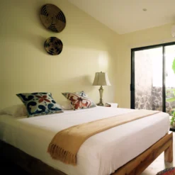 Habitación de un albergue ecológico en San Juan con luz natural y diseño minimalista.