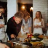 Aula de culinária em uma vinícola com chef e convidados em Mendoza