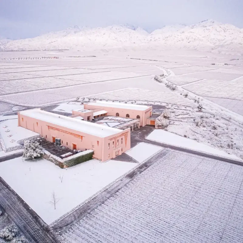 Vista aérea de la bodega Flechas de los Andes en el nevado Valle de Uco, Mendoza