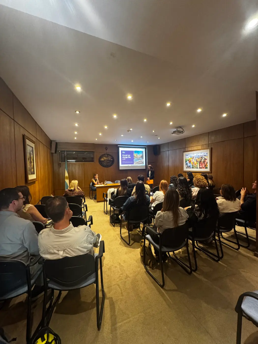 Abertura do dia de treinamento "Água, Montanhas e Sustentabilidade do Destino" na Universidade do Aconcágua, conduzida por María Ángel Pasquariello, diretora da SAK Wine & Travel.